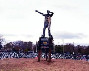 El sentido mensaje del Indio Solari por una escultura que le hicieron en una plaza