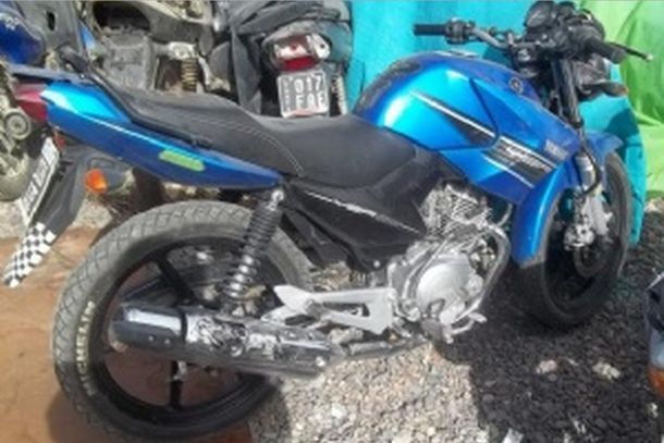 Un futbolista chocó en su moto contra un poste y murió