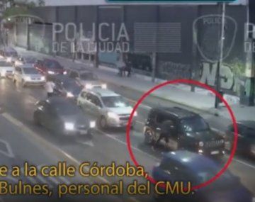 Un limpia vidrios arrebató un auto parado en el semáforo
