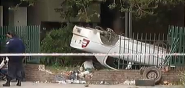 Volcaron dentro de una casa cuando escapaban de la policía