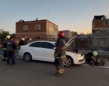 Fuerte choque entre un camión cisterna y dos autos en la autopista Cámpora dejó un herido
