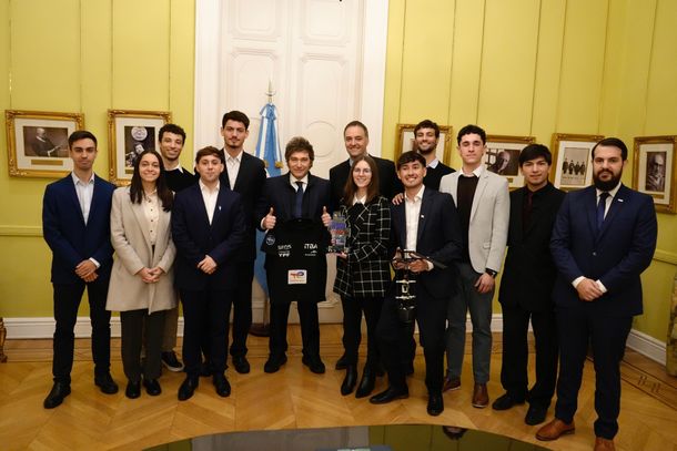 Javier Milei recibió en la Casa Rosada al equipo argentino campeón del CanSat 2025, el mundial aeroespacial