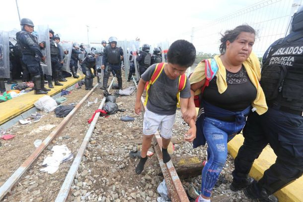 Una caravana migrante avanza desde Honduras hacia los Estados Unidos