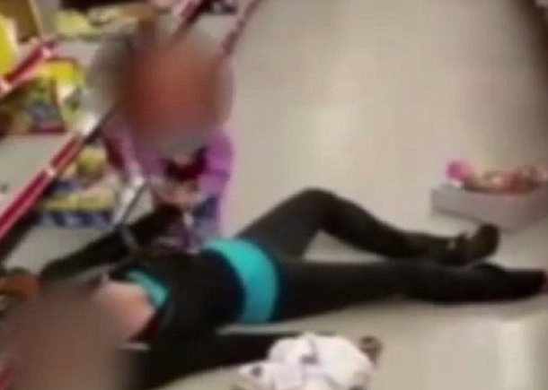 Tremendo video: una beba intenta levantar a su mamá, tirada por una sobredosis