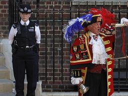 El pregonero Tony Appleton (d) anuncia el nacimiento. El pregonero Tony Appleton (d) anuncia el nacimiento.