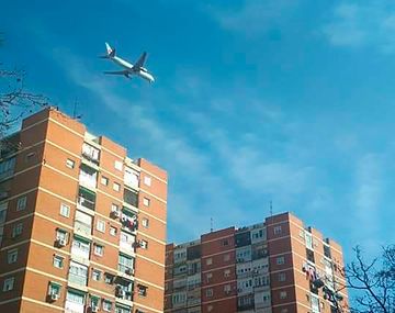 Susto en Madrid por el aterrizaje de emergencia de un avión con una rueda rota