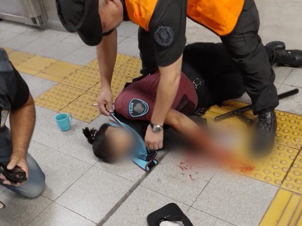 Así intentaban reanimar a la policía que fue baleada en Retiro