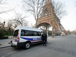Evacuaron otra vez la torre Eiffel por amenaza de bomba