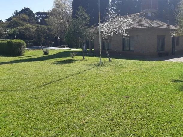 Una pileta, un quincho y un gran parque verde componían la mansión Una pileta, un quincho y un gran parque verde componían la mansión