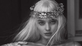 Miranda Kerr se convirtió en la Cicciolina Miranda Kerr se convirtió en la Cicciolina