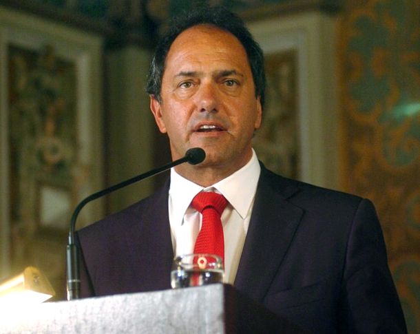 Scioli anticipó que pagará los bonos en dólares y en euros