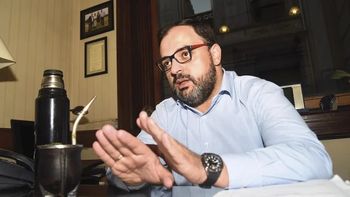 Charles Carrera, senador por el Frente Amplio, acusó al gobierno por darle el pasaporte uruguayo a Marset. Charles Carrera, senador por el Frente Amplio, acusó al gobierno por darle el pasaporte uruguayo a Marset.