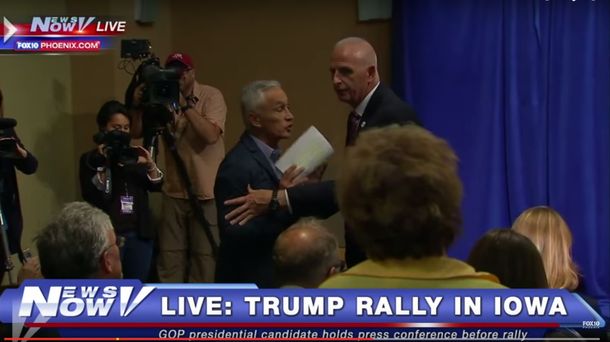 Discriminador: precandidato republicano echa a periodista latino de una conferencia