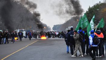 un bloqueo de portuarios hace colapsar la zona de retiro un bloqueo de portuarios hace colapsar la zona de retiro