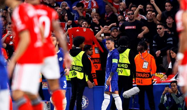 Hostil recibimiento a Enzo Fernández: agresión de hinchas del Benfica en su regreso por la Champions League