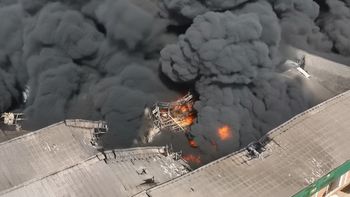 defensa civil repartio barbijos a vecinos de francisco alvarez por el incendio de un deposito de pinturas defensa civil repartio barbijos a vecinos de francisco alvarez por el incendio de un deposito de pinturas