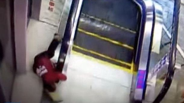 Otra vez una escalera mecánica: un nene al borde de la muerte