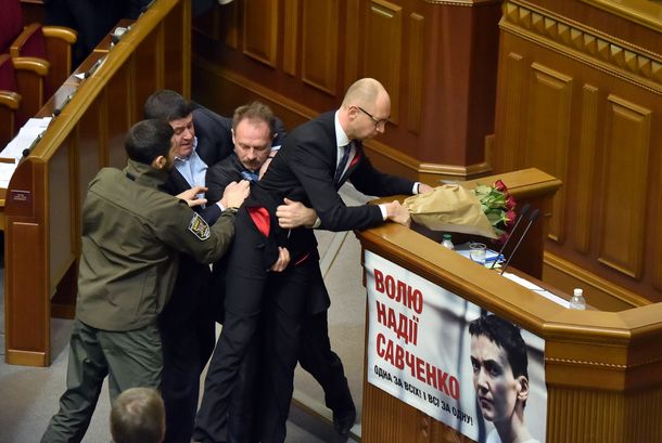 Piñas en el Parlamento de Ucrania: le dio flores y una mano al Primer Ministro