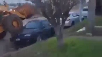 Dantesca escena que dejó un borracho al festejar la victoria de la Selección Argentina con una retroexcavadora Dantesca escena que dejó un borracho al festejar la victoria de la Selección Argentina con una retroexcavadora