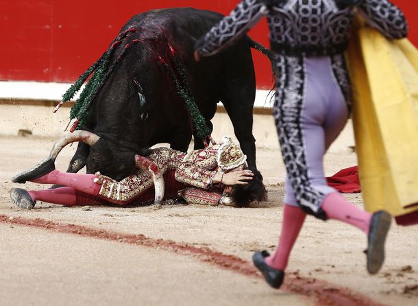 Espectaculares imágenes de un torero en Pamplona, impactado en un escroto