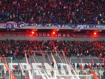 Así arrancaron los incidentes: hinchas de la U. agredieron a los de Independiente