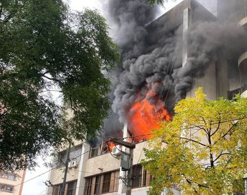 Feroz incendio en un edificio en Córdoba: no hay víctimas fatales