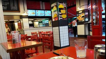 asalto a una pizzeria: un empleado se resistio al robo y fue baleado asalto a una pizzeria: un empleado se resistio al robo y fue baleado