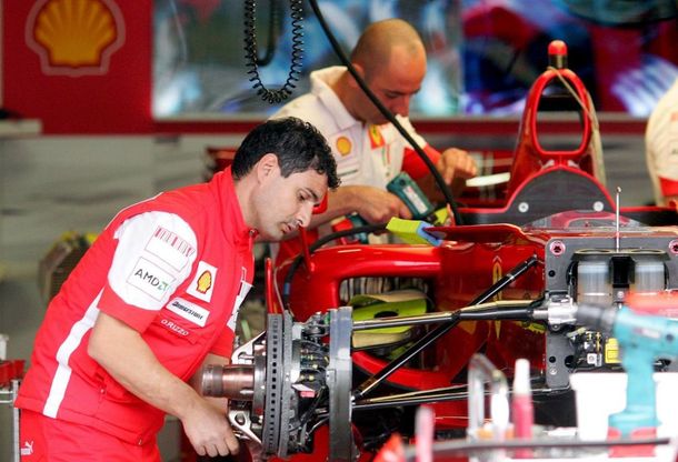 Ferrari-mecanicos-EF
