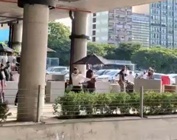 Video viral: mozos se pelearon con clientes que no querían pagar