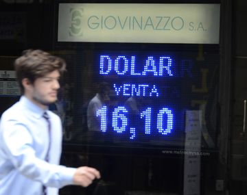 El Banco Central vendió 500 millones de dólares pero igual el dólar superó los $16