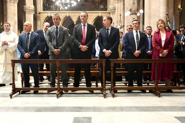 Manuel Adorni y Axel Kicillof coincidieron en la misa en homenaje al papa Francisco en la Basílica de Luján
