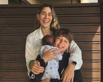 Jimena Barón, junto a sus hijos Morrison y Arturo.