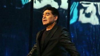 Maradona fue ovacionado en un homenaje al Nápoli Maradona fue ovacionado en un homenaje al Nápoli