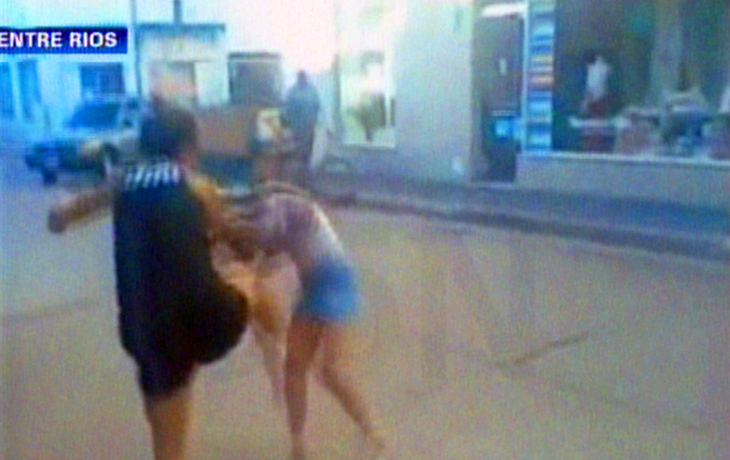 Brutal pelea entre mujeres a la salida de un boliche bailable