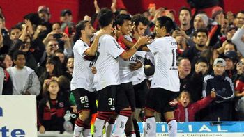 paliza: newells aplasto a boca y sigue como unico lider paliza: newells aplasto a boca y sigue como unico lider