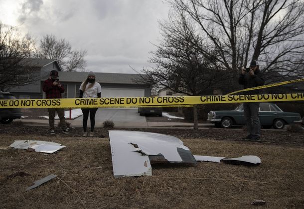 Denver: cayeron partes de un avión en emergencia sobre casas