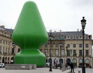 Colocan controvertida escultura sexual