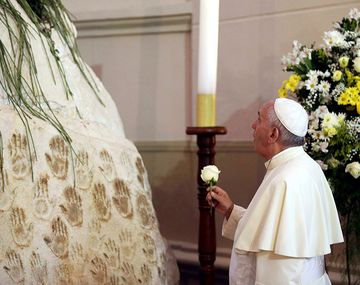 Francisco encabezó una multitudinaria misa en Paraguay