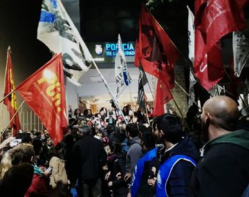 Militantes de izquierda se agruparon en la Comisaría 10ª de la Policía de la Ciudad