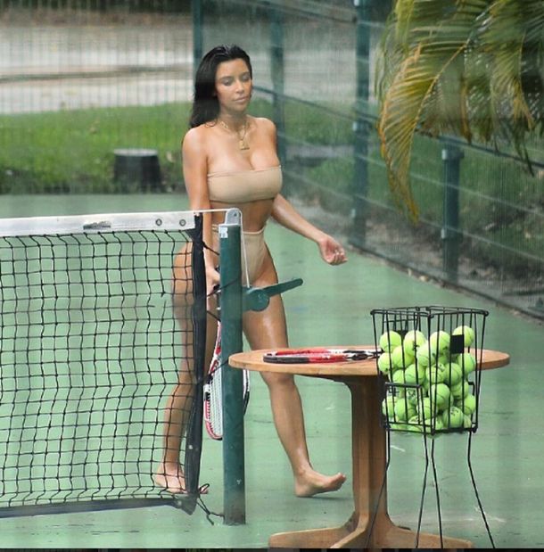 FOTOS: Kim Kardashian provoca jugando al tenis en bikini