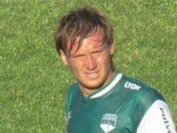 el futbol, de luto: jugador se desplomo en pleno partido y murio el futbol, de luto: jugador se desplomo en pleno partido y murio