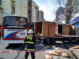 cinco heridos al chocar un colectivo con un camion en flores cinco heridos al chocar un colectivo con un camion en flores