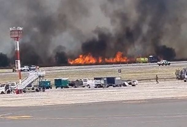 Incendio en los campos cercanos al Aeropuerto de Ezeiza: evalúan su cierre temporal