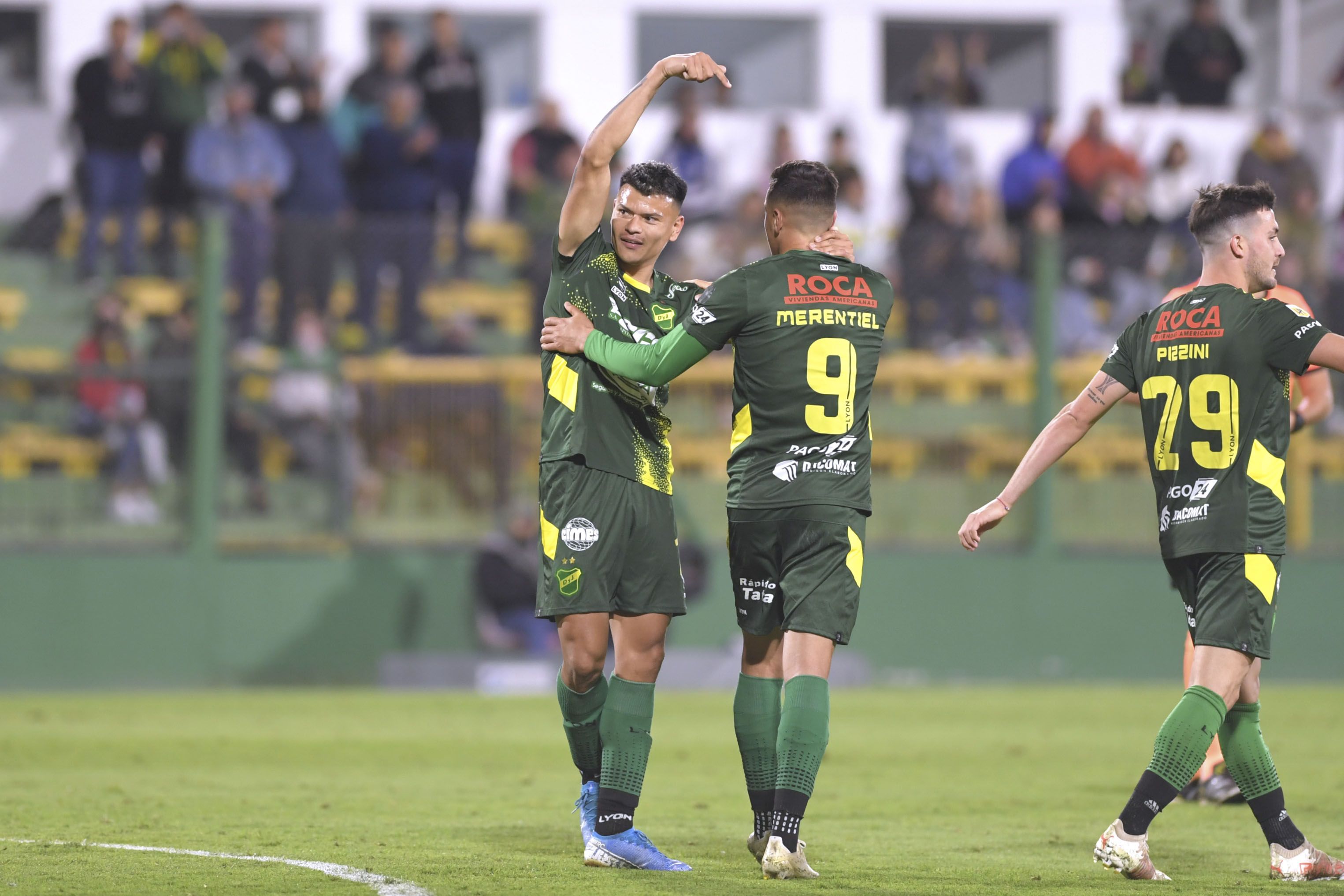 Defensa y Justicia goleó a Rosario Central y sacó a Racing de la zona de Copa Sudamericana