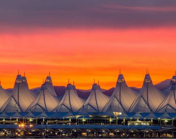 El aeropuerto de Denver parece un campamento pero es una obra de ingeniería