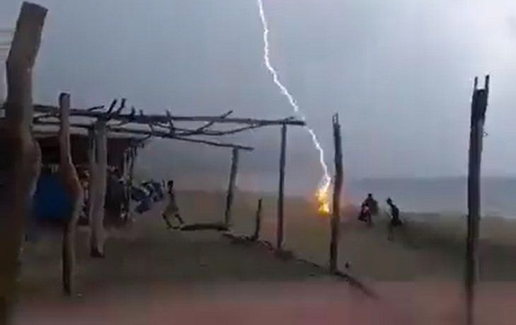 Un rayo mató a dos personas en una playa de México