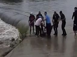 Dramático rescate de un motociclista que intentó cruzar un río y fue arrastrado
