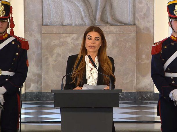 Zulemita se quebró durante la inauguración del busto de Menem en Casa Rosada: Papá fue un caballero de la política