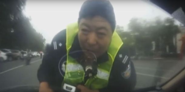 El agente quería hacerle un test de alcoholemia y terminó viajando sobre el capó