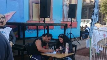 Carlos, el cartonero que aprende a leer y escribir en la escuela itinerante Carlos, el cartonero que aprende a leer y escribir en la escuela itinerante